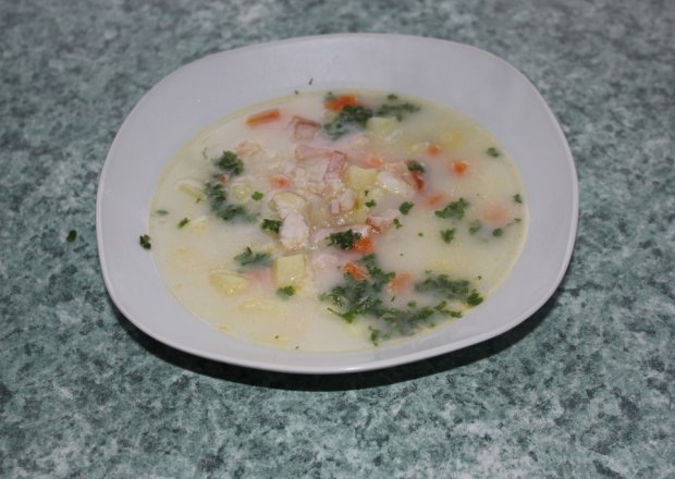 Fotografia przedstawiająca Delikatna zupa na drobiu