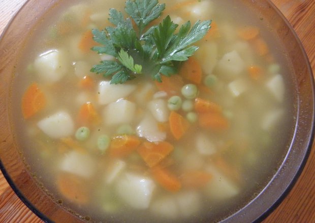 Fotografia przedstawiająca Delikatna zupa z zielonym groszkiem