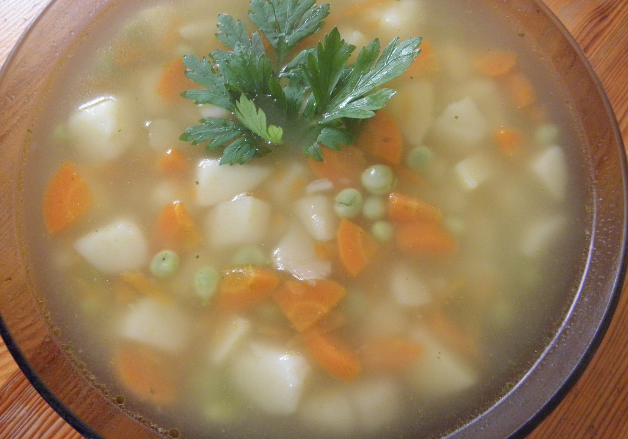Delikatna zupa z zielonym groszkiem foto
