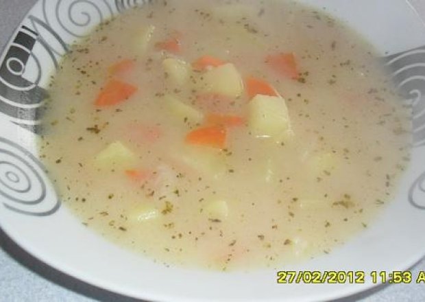 Fotografia przedstawiająca delikatna zupa ziemniaczana