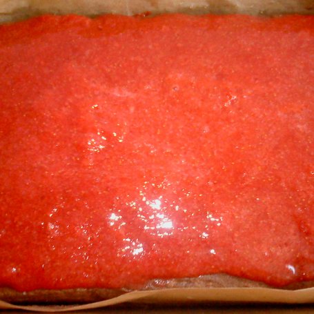 Krok 7 - Delikatne ciasto z musem truskawkowym i kremem śmietankowym foto