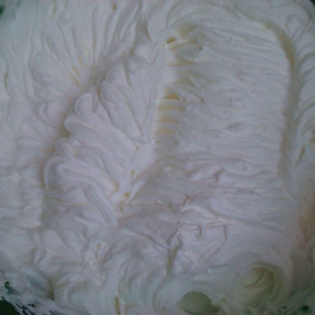 Krok 8 - Delikatne ciasto z musem truskawkowym i kremem śmietankowym foto