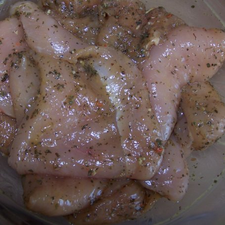 Krok 2 - Delikatne mięsko z grilla, czyli pierś z kurczaka, także dla dzieci :) foto