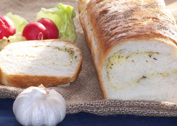 Fotografia przedstawiająca Delikatne pieczywo ze zdrowym dodatkiem, czyli chlebek z czosnkiem :)