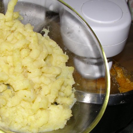 Krok 3 - delikatny i pyszny sernik z ziemniakami... foto