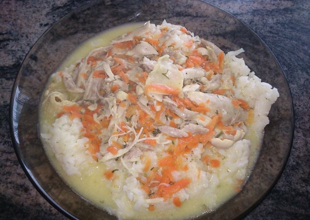Fotografia przedstawiająca Delikatny kurczak z marchewką i ryżem