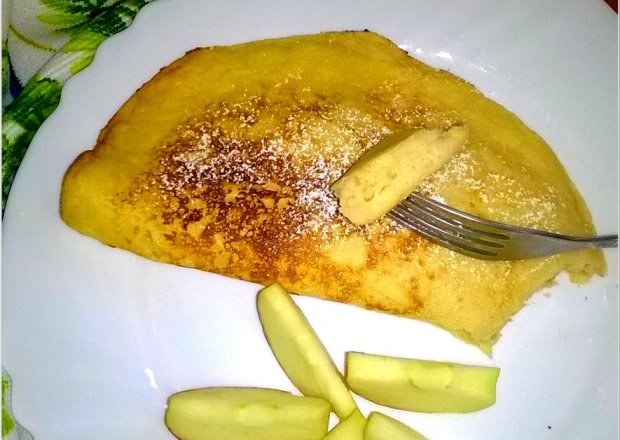 Fotografia przedstawiająca Delikatny omlet jabłkowo-cynamonowy