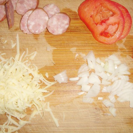 Krok 1 - Delikatny omlet śniadaniowy z kiełbasą, pomidorami i żółtym serem foto