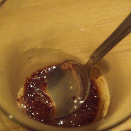 Krok 15 - Delikatny sernik z nutką kawową z bitą śmietaną i owocami foto