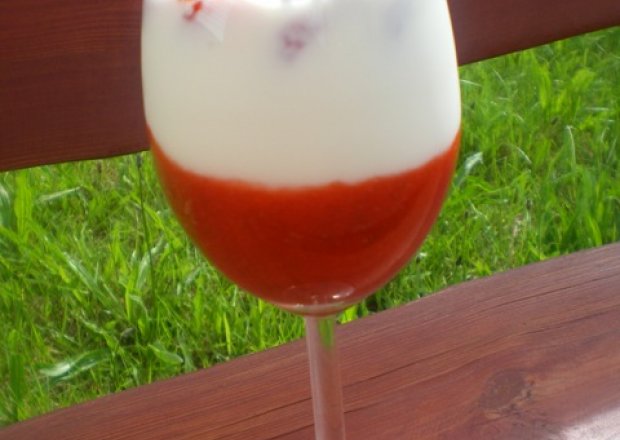 Fotografia przedstawiająca Deser Biało-Czerwonych z truskawkami