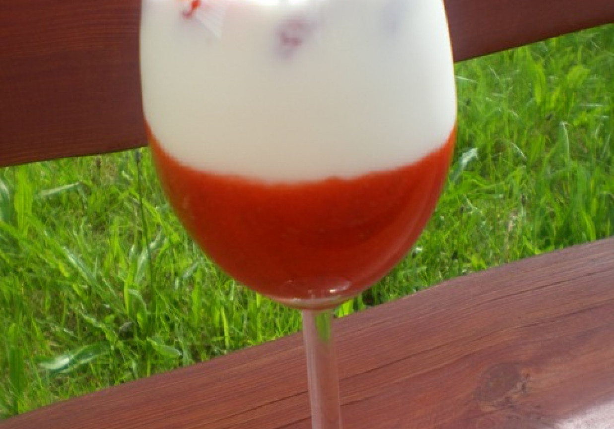Deser Biało-Czerwonych z truskawkami foto