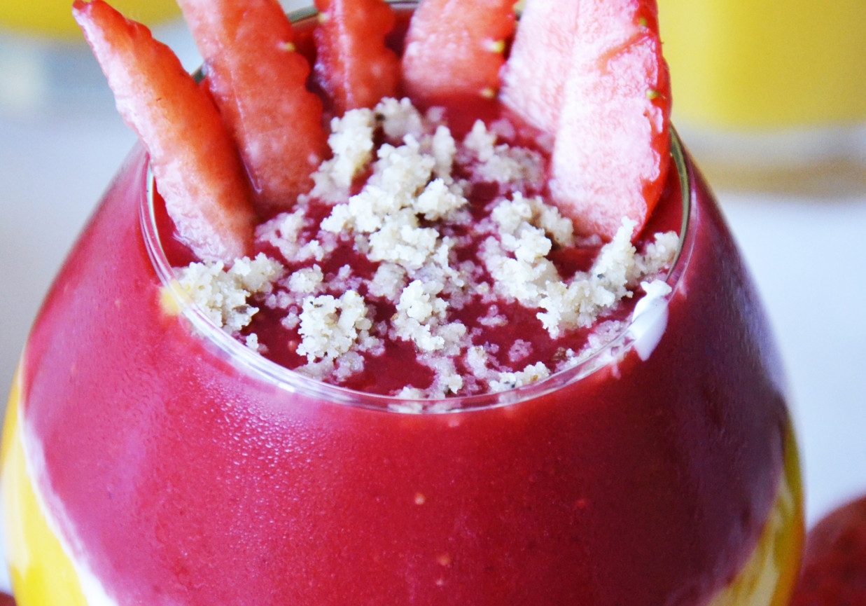 Deser brzoskwiniowo truskawkowy z jogurtową wkładką foto