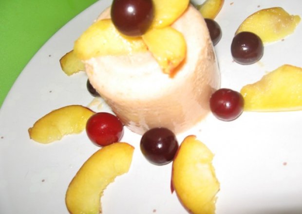 Fotografia przedstawiająca deser brzoskwiniowo-jogurtowy