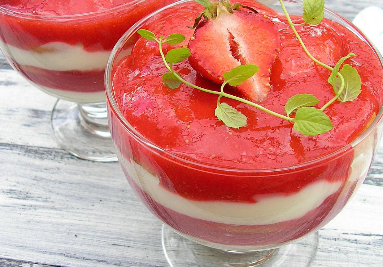 Deser budyniowo-jogurtowy z truskawkami foto