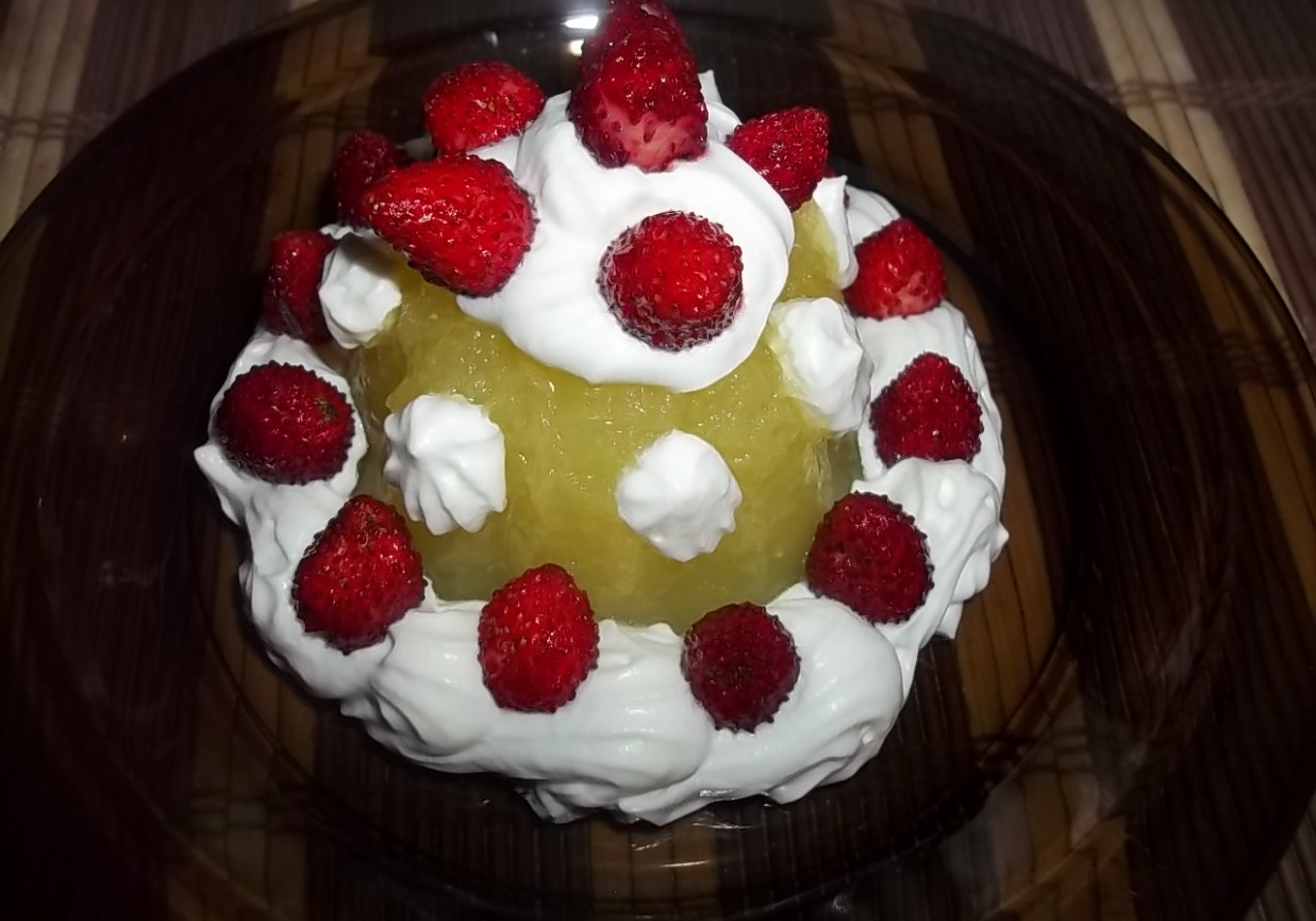 Deser cukiniowy z poziomkami foto