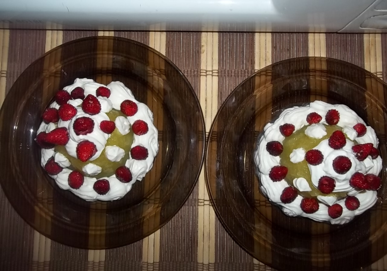 Deser cukiniowy z poziomkami foto