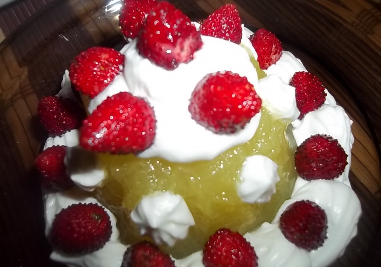 Deser cukiniowy z poziomkami foto