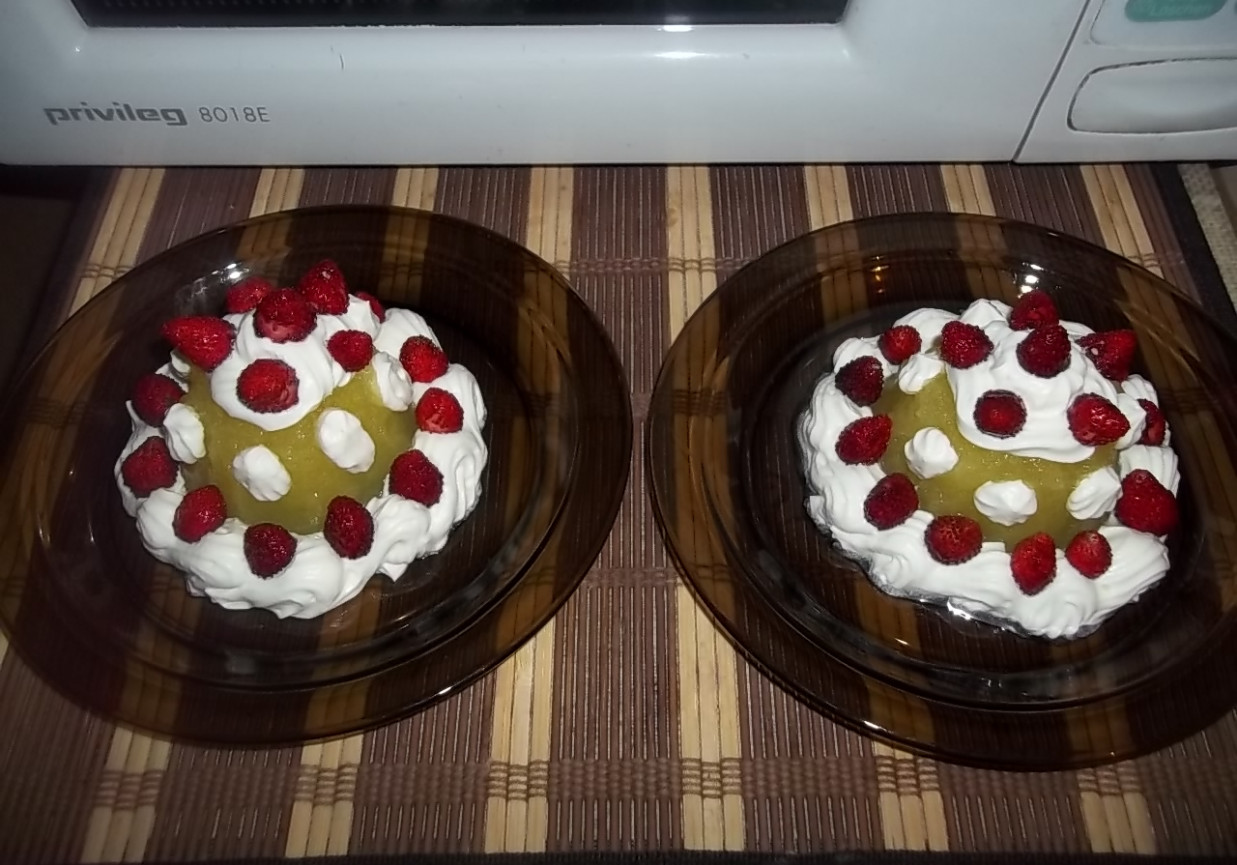 Deser cukiniowy z poziomkami foto