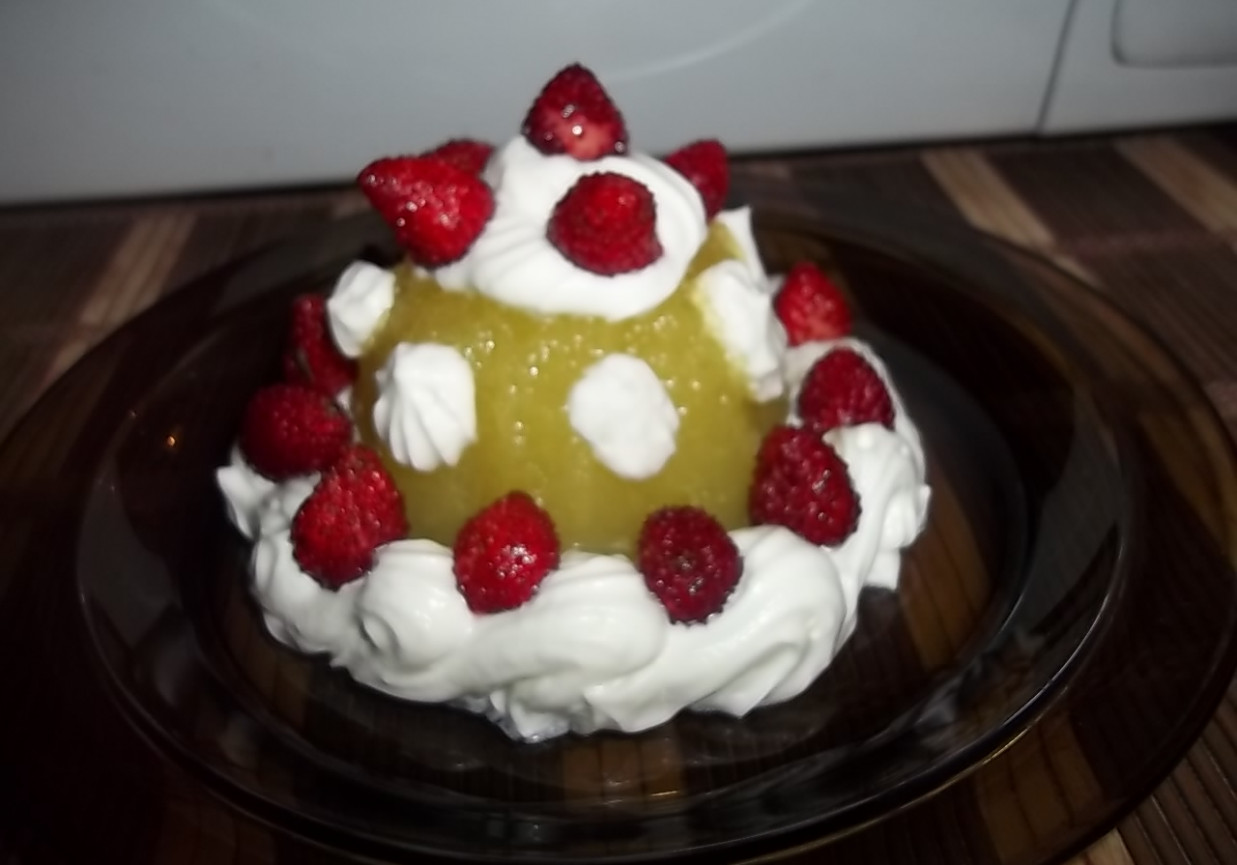 Deser cukiniowy z poziomkami foto