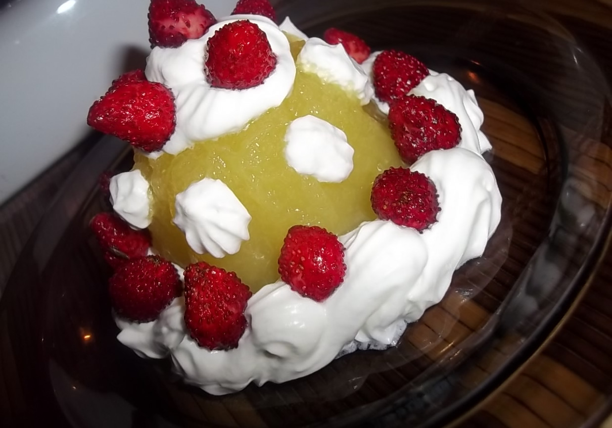 Deser cukiniowy z poziomkami foto