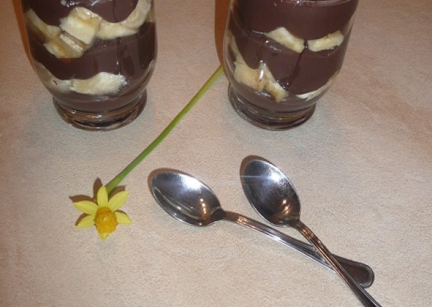 Fotografia przedstawiająca deser czekoladowo- bananowy