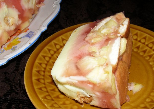 Fotografia przedstawiająca deser jabłkowy na zimno...