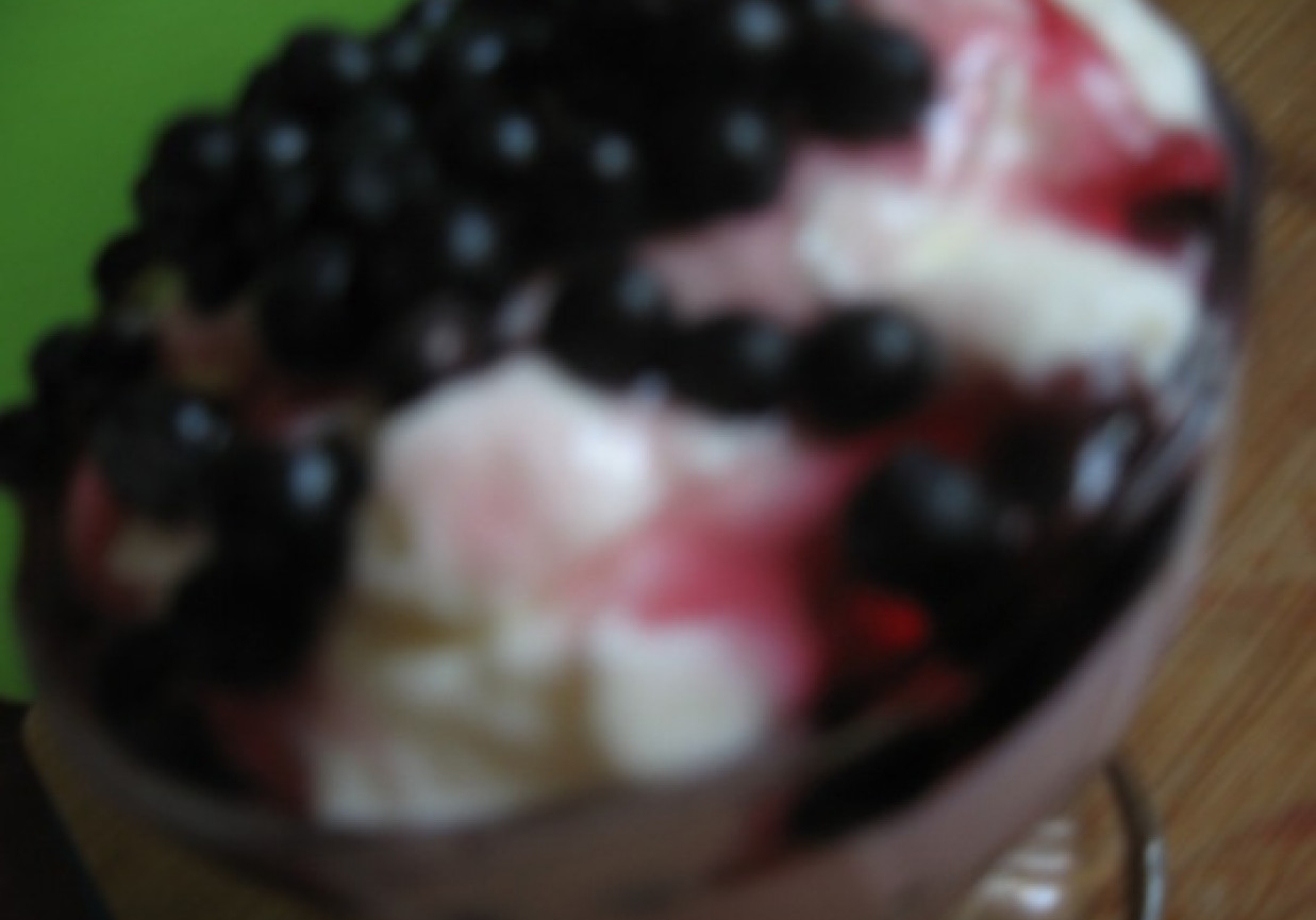 Deser jagodowy z bitą śmietaną i jogurtem foto