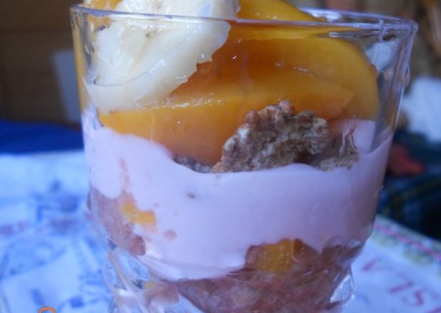 Fotografia przedstawiająca Deser jogurtowo owocowy 2