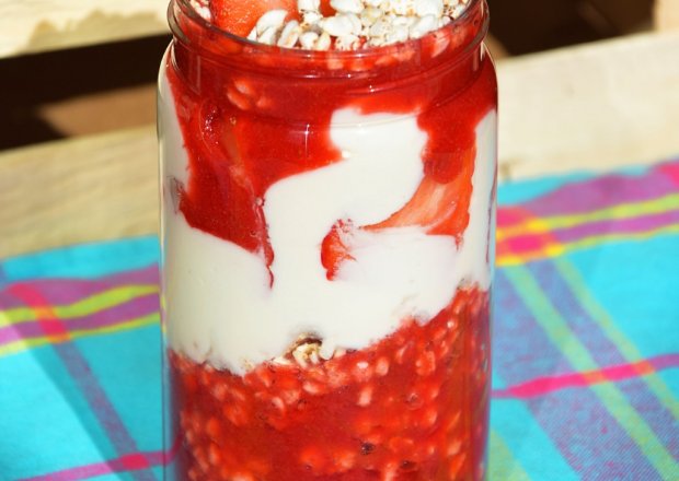 Fotografia przedstawiająca Deser jogurtowo-truskawkowy z gryką ekspandowaną