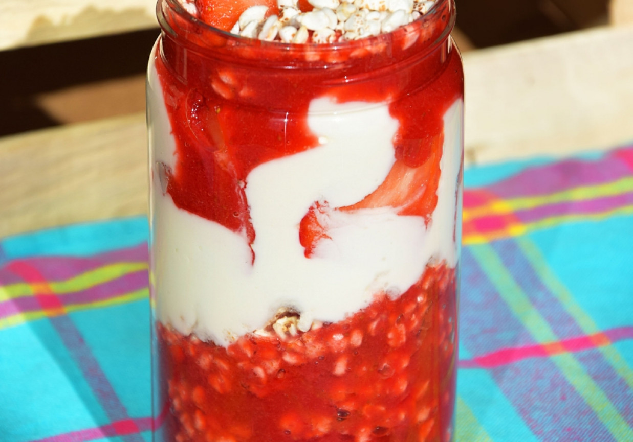 Deser jogurtowo-truskawkowy z gryką ekspandowaną foto
