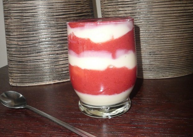 Fotografia przedstawiająca deser jogurtowo- truskawkowy