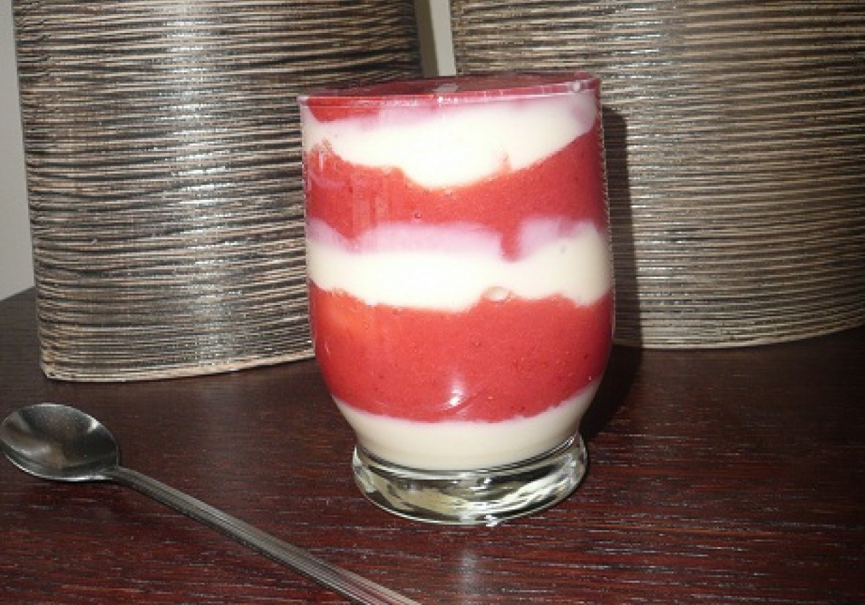 deser jogurtowo- truskawkowy foto