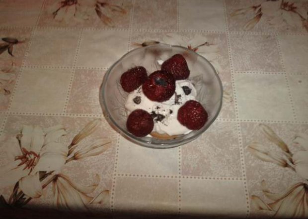 Fotografia przedstawiająca Deser jogurtowo truskwakowy