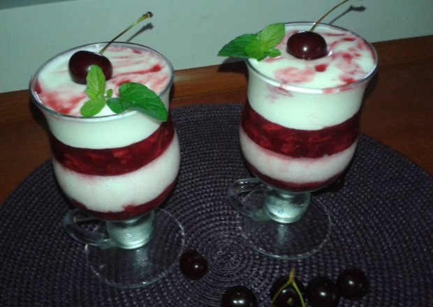 Fotografia przedstawiająca Deser jogurtowo-wiśniowy