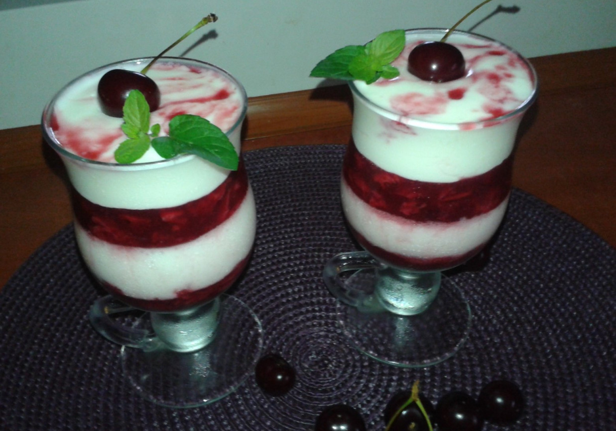 Deser jogurtowo-wiśniowy foto