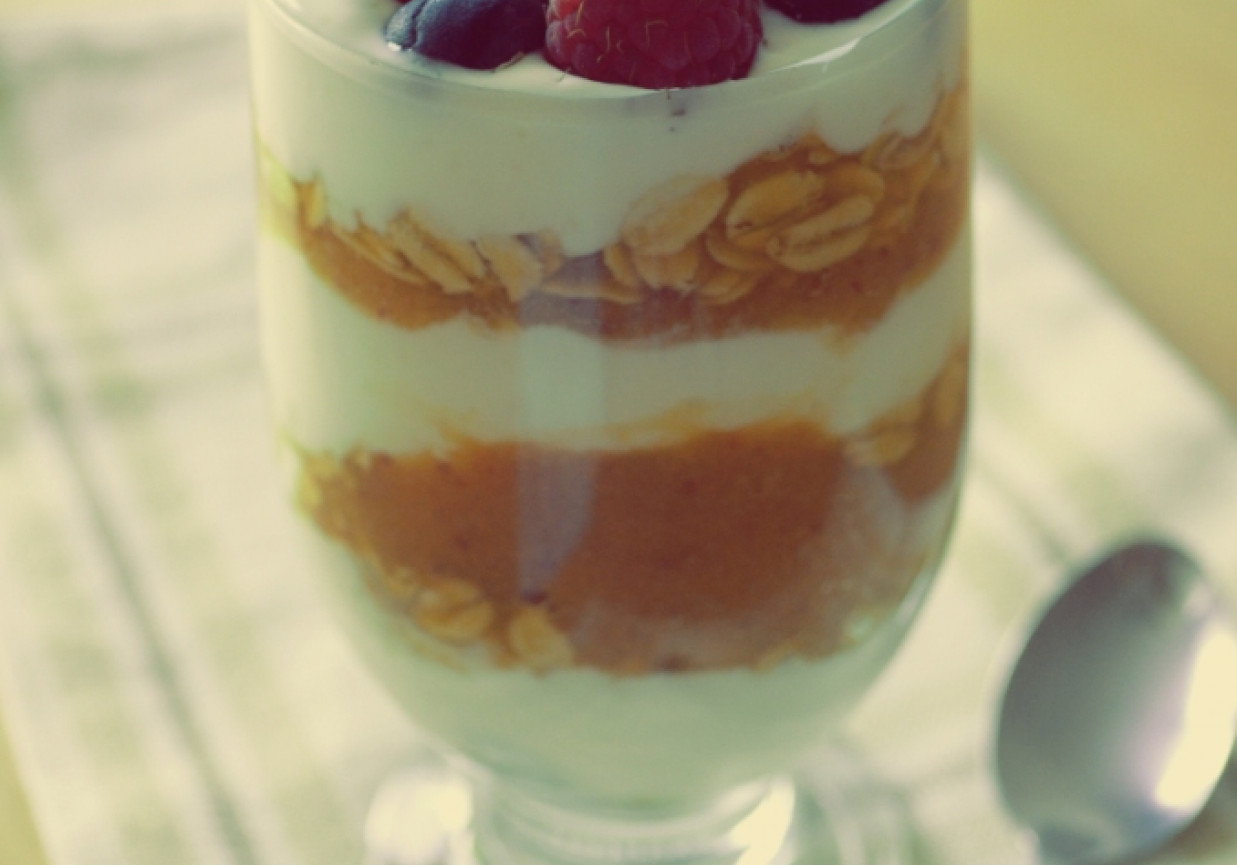 Deser jogurtowo-brzoskwiniowy z płatkami owsianymi foto