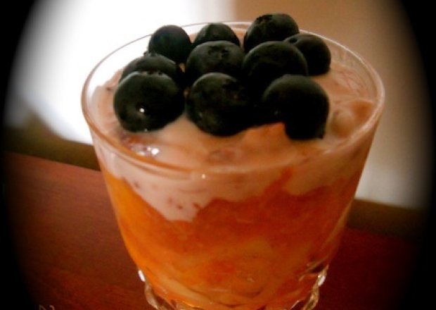 Fotografia przedstawiająca Deser jogurtowo-owocowy