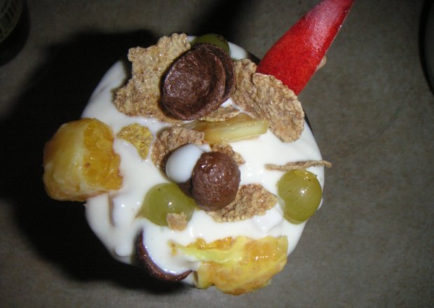 Fotografia przedstawiająca Deser jogurtowo-owocowy