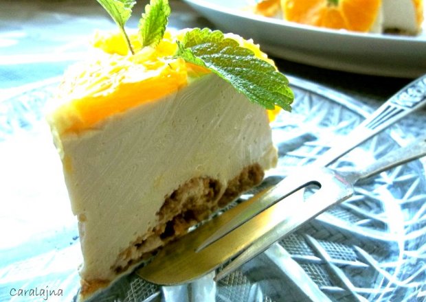 Fotografia przedstawiająca deser jogurtowy o smaku titamisu z pomarańczą