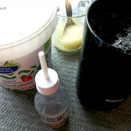 Krok 1 - deser jogurtowy: sezamowy z morelami foto