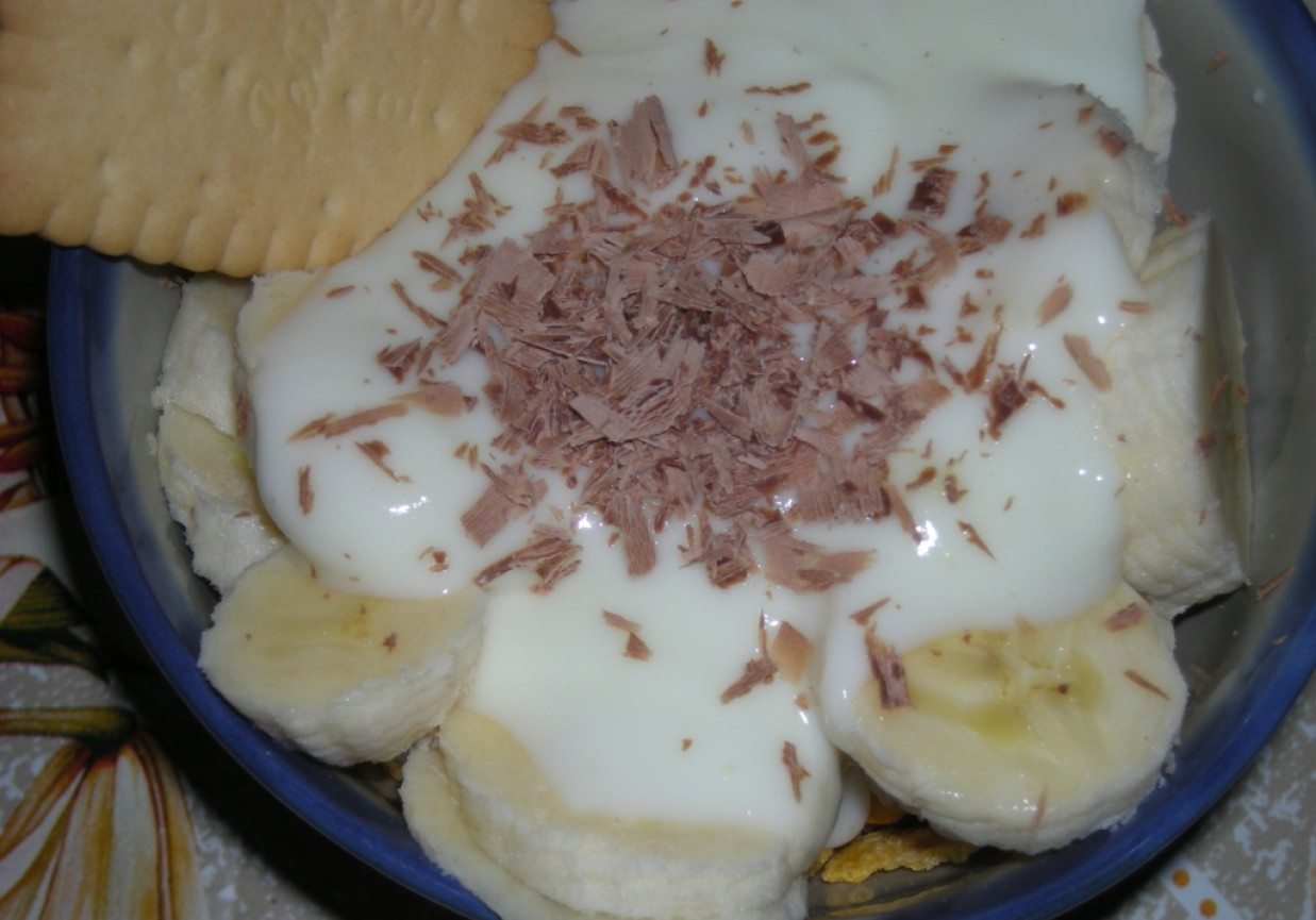 deser jogurtowy z bananami i p,łatkami kukurydzianymi foto