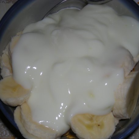 Krok 3 - deser jogurtowy z bananami i p,łatkami kukurydzianymi foto