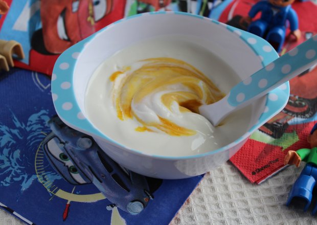 Fotografia przedstawiająca Deser jogurtowy z brzoskwiniami i bananami dla maluchów