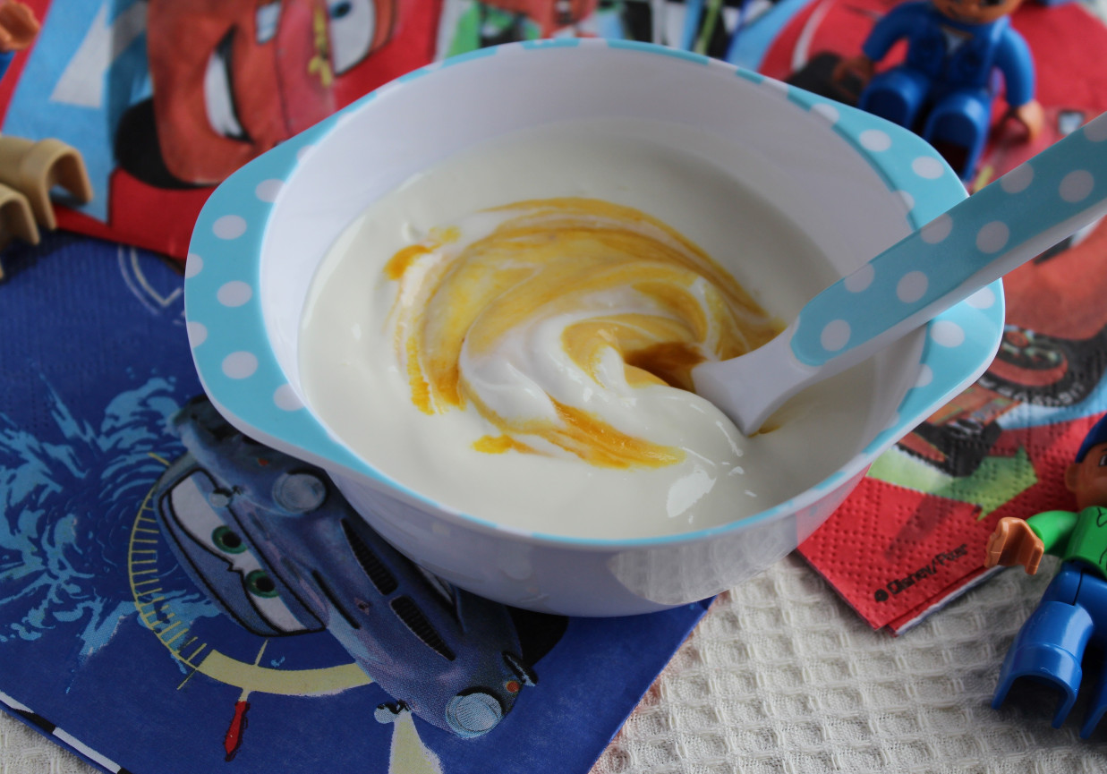 Deser jogurtowy z brzoskwiniami i bananami dla maluchów foto