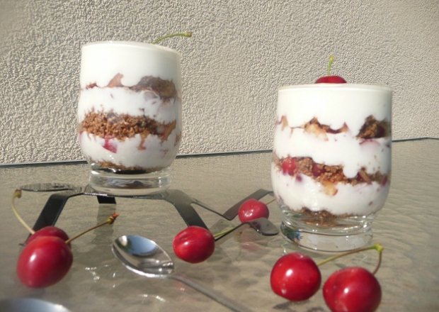 Fotografia przedstawiająca Deser jogurtowy z czereśniami