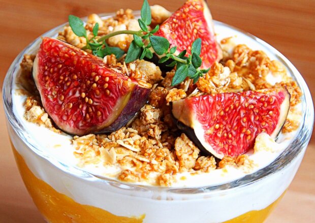 Fotografia przedstawiająca Deser jogurtowy z granolą, mango i figą