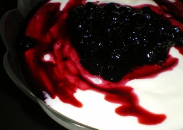 Fotografia przedstawiająca Deser jogurtowy z jagodami