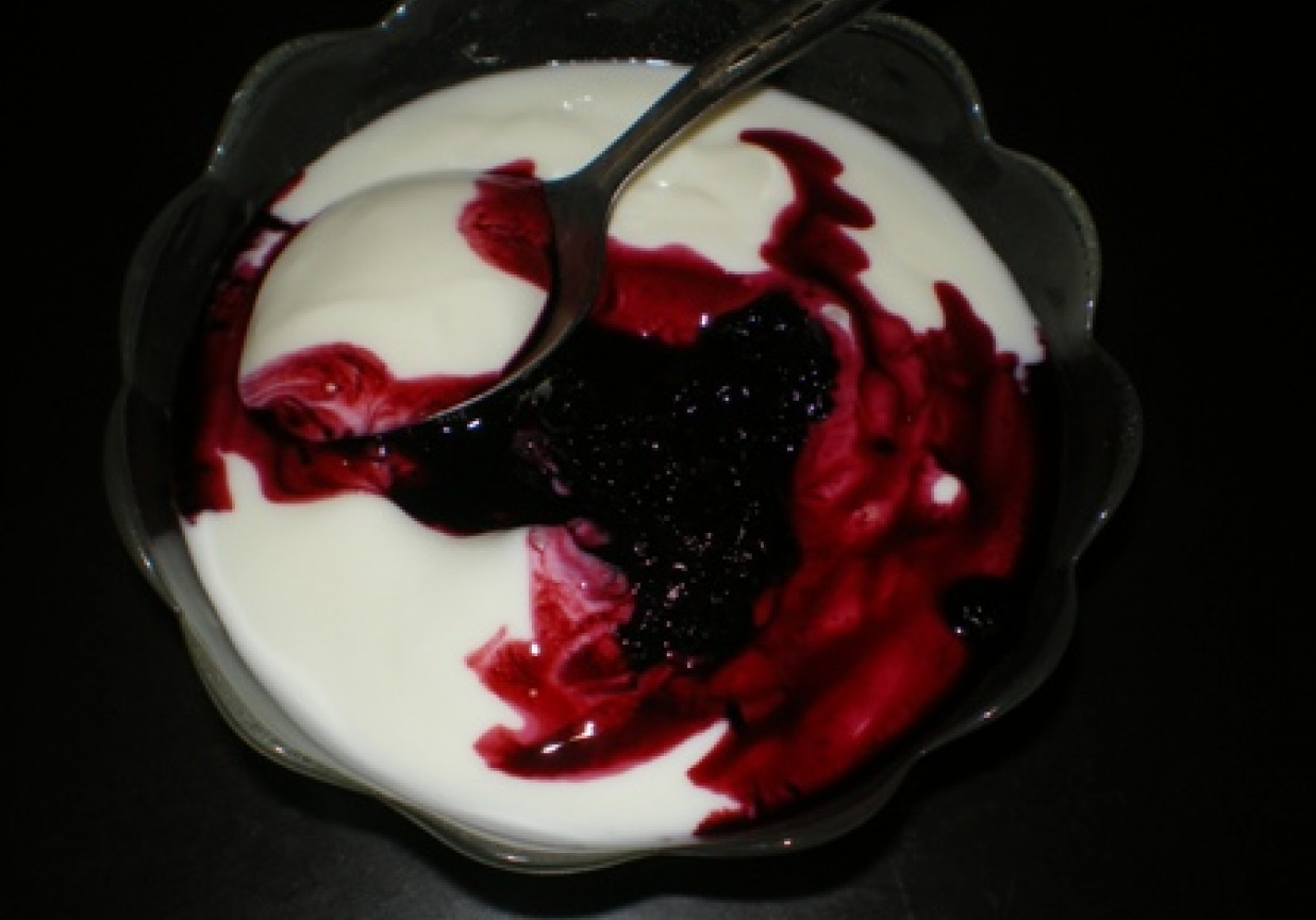 Deser jogurtowy z jagodami foto
