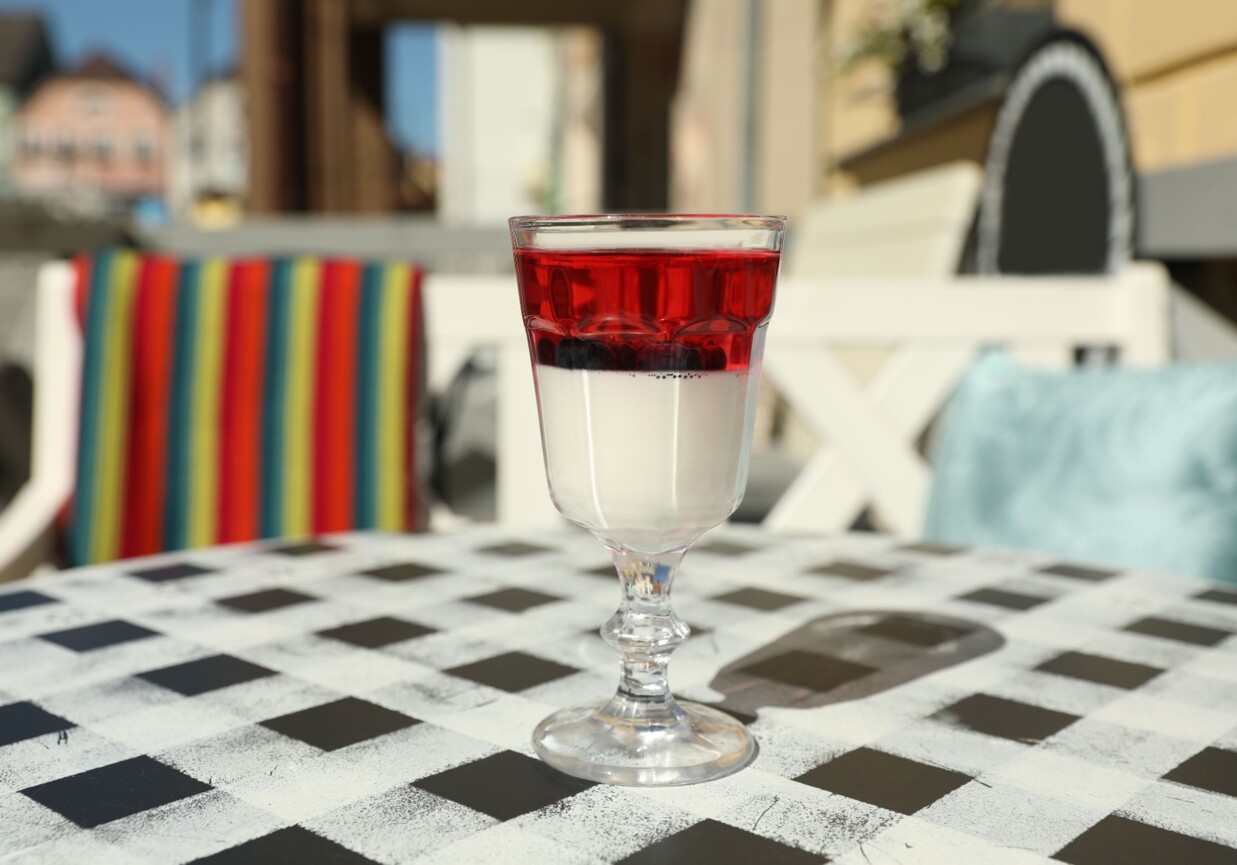 Deser jogurtowy z jagodami foto