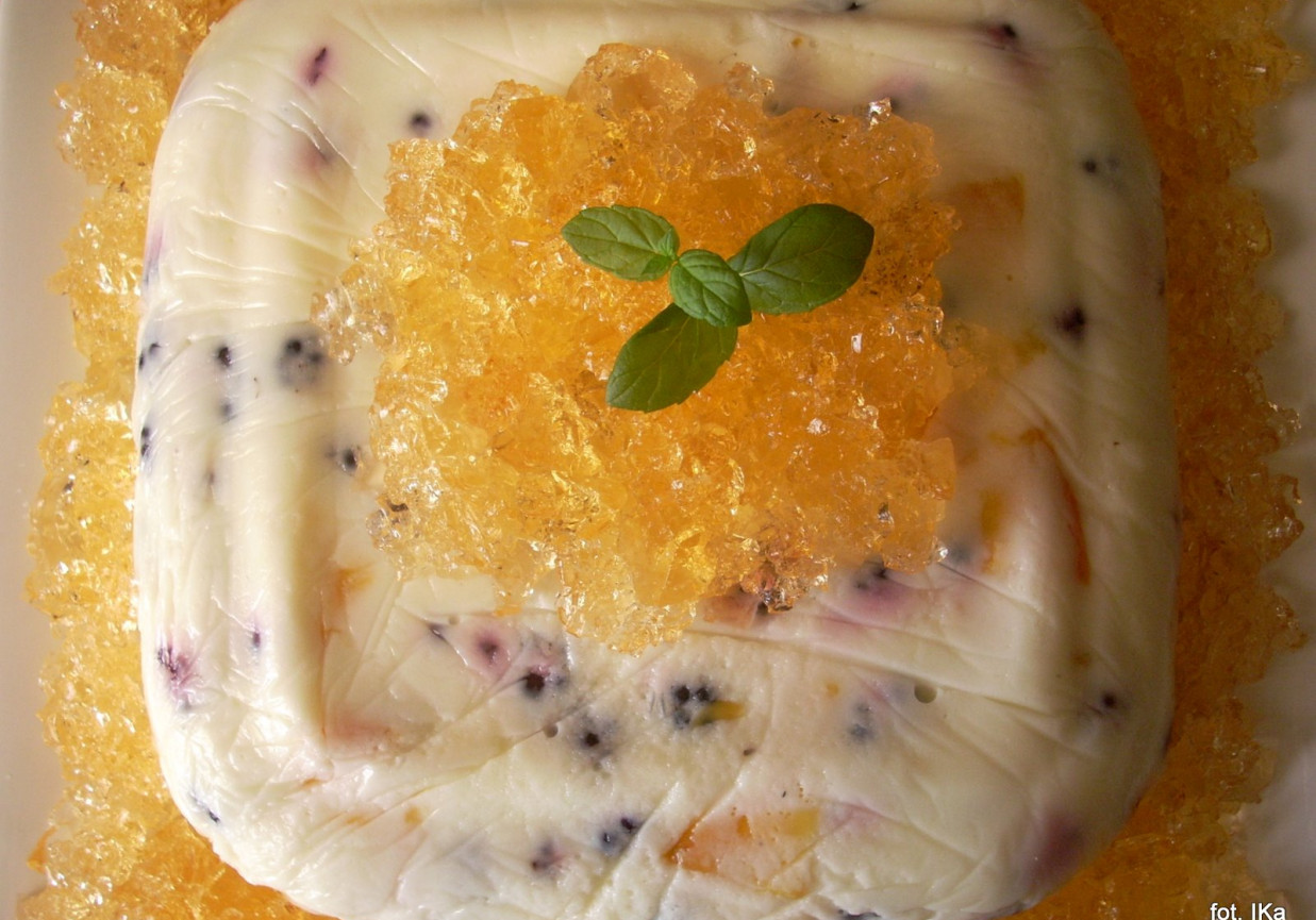 Deser jogurtowy z jeżynami i brzoskwinią foto